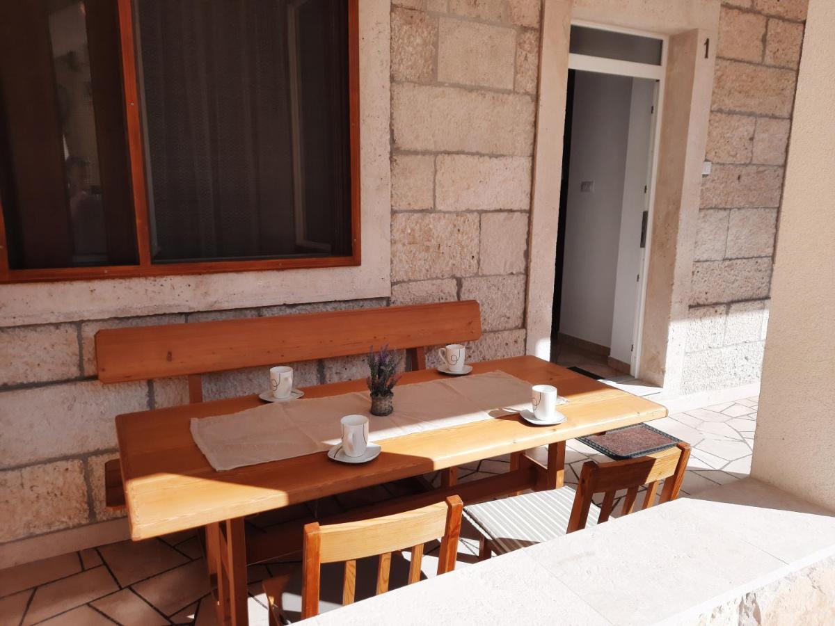 Apartments Villa Beba コミジャ エクステリア 写真