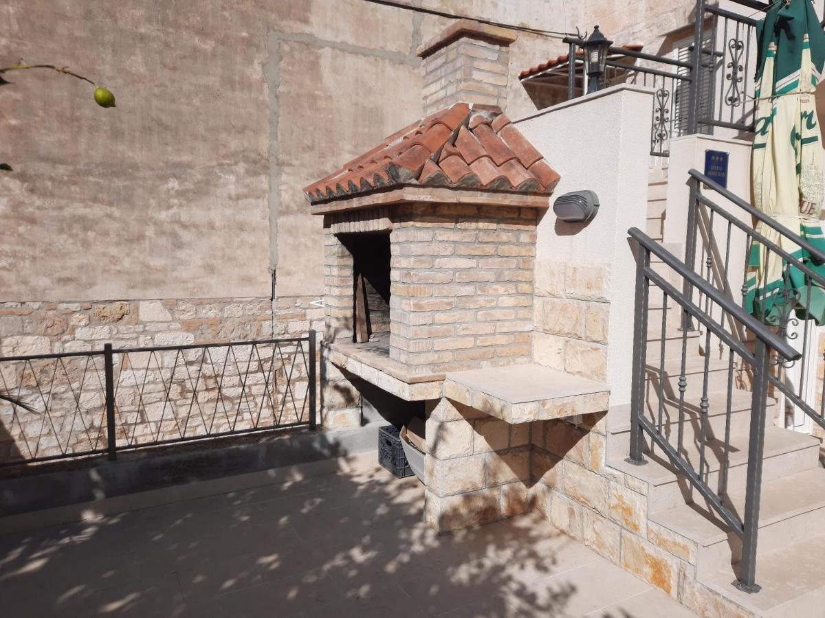 Apartments Villa Beba コミジャ エクステリア 写真