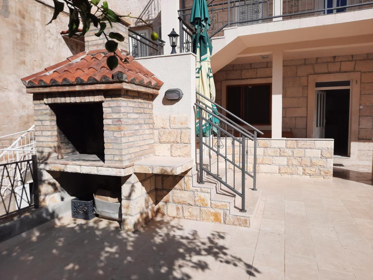 Apartments Villa Beba コミジャ エクステリア 写真