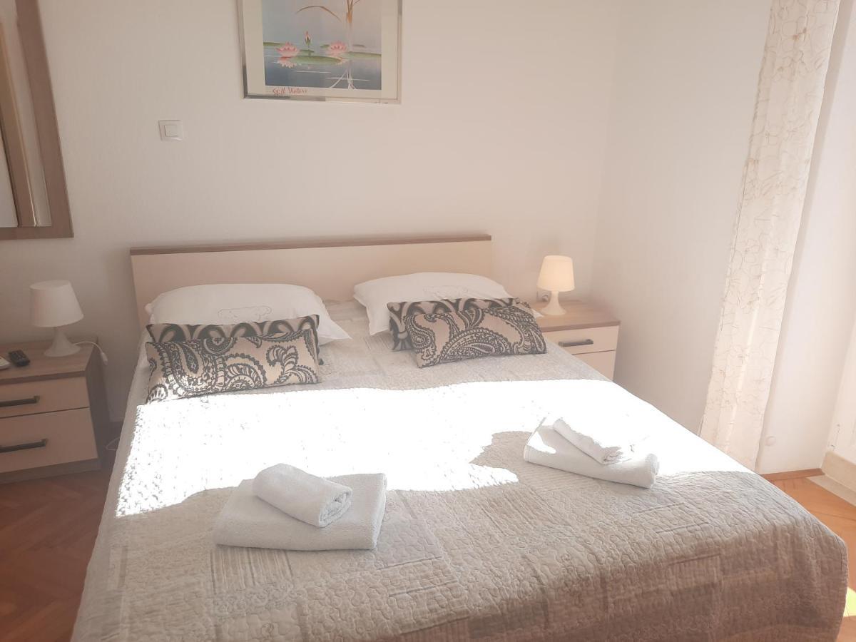 Apartments Villa Beba コミジャ エクステリア 写真