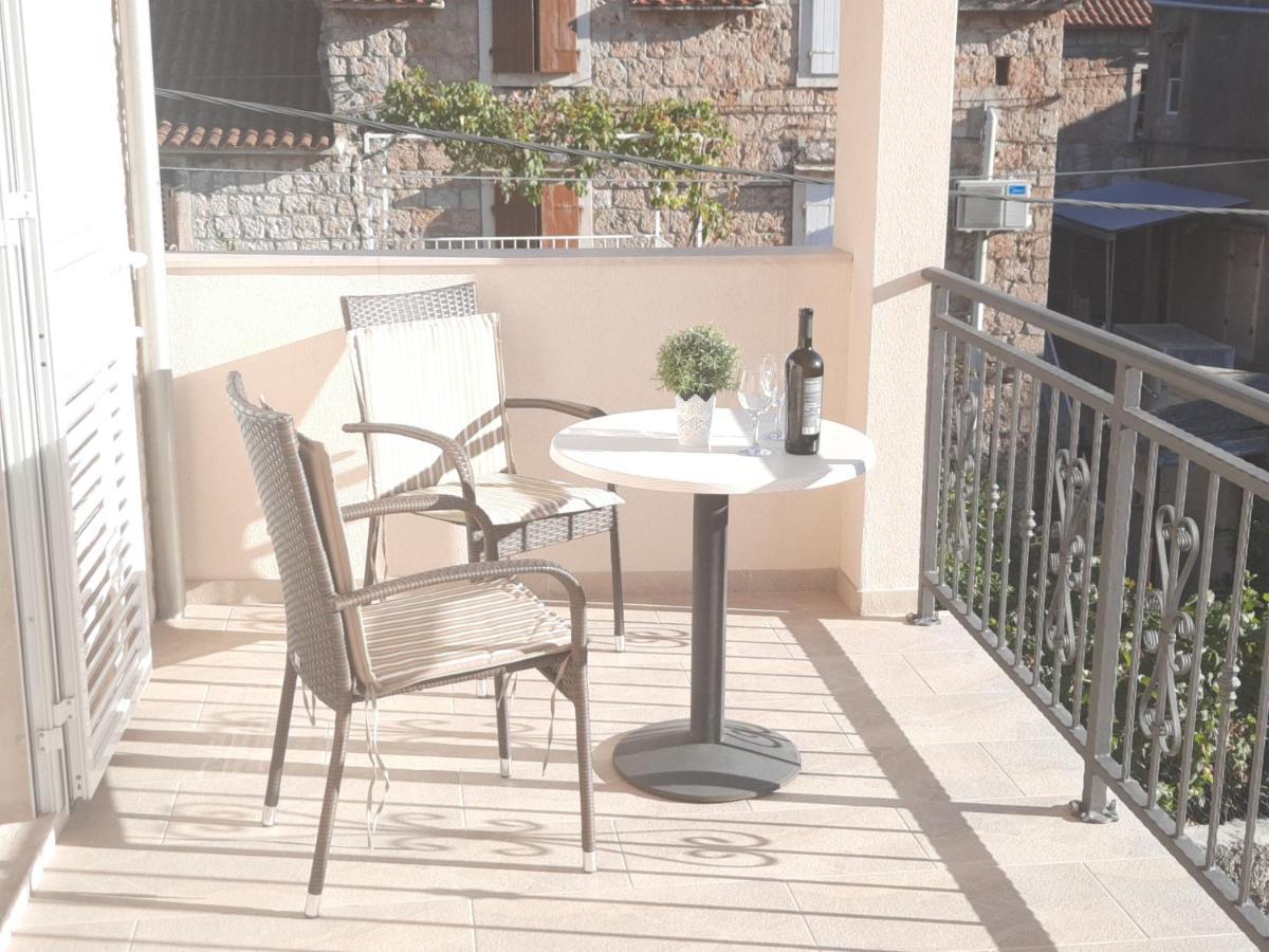 Apartments Villa Beba コミジャ エクステリア 写真