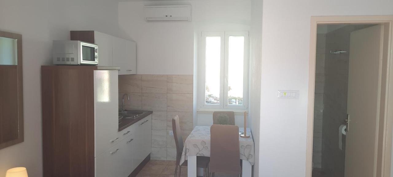 Apartments Villa Beba コミジャ エクステリア 写真