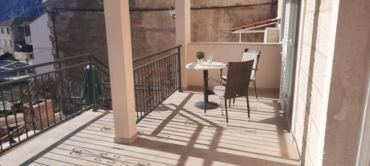 Apartments Villa Beba コミジャ エクステリア 写真