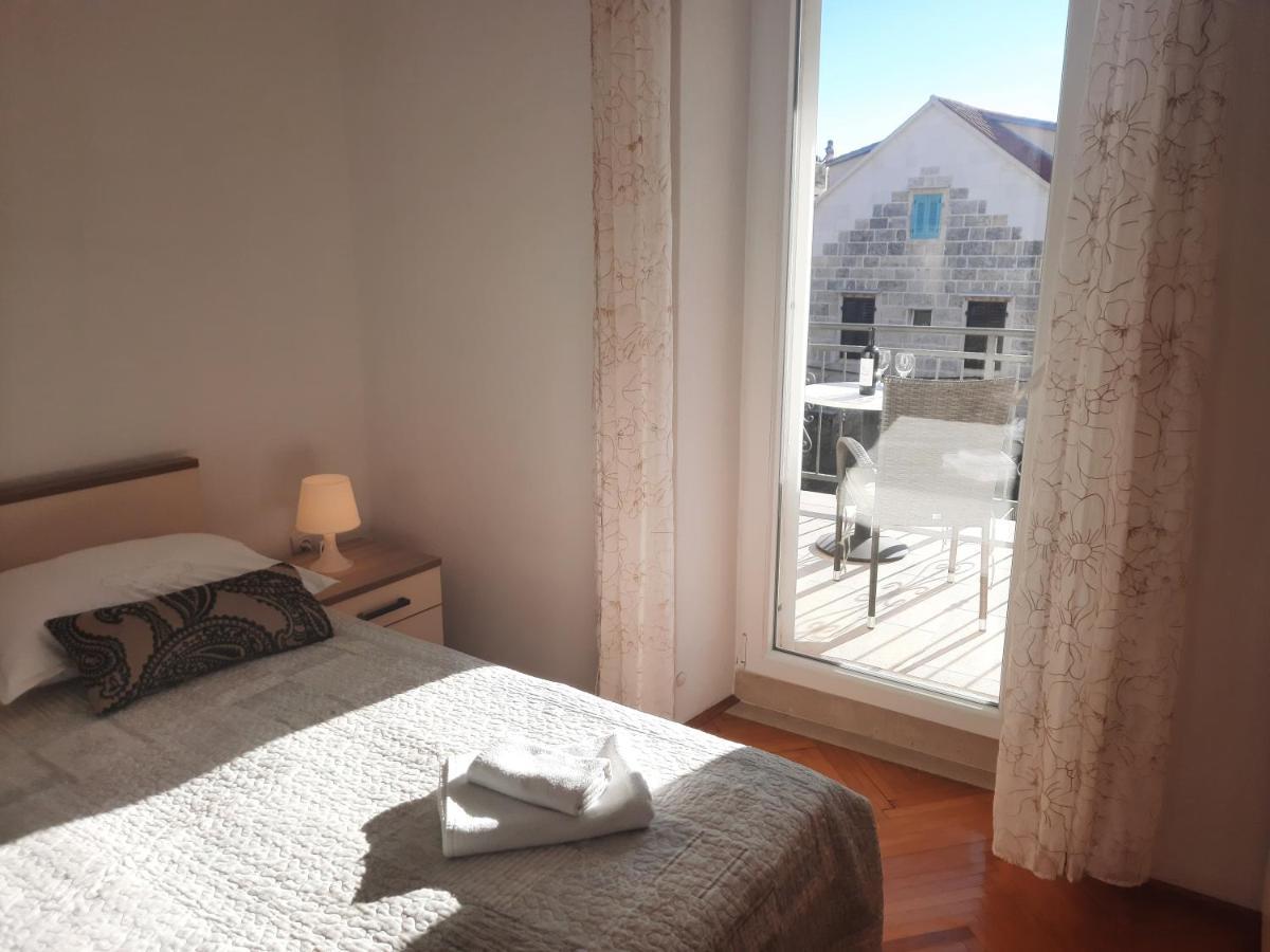 Apartments Villa Beba コミジャ エクステリア 写真