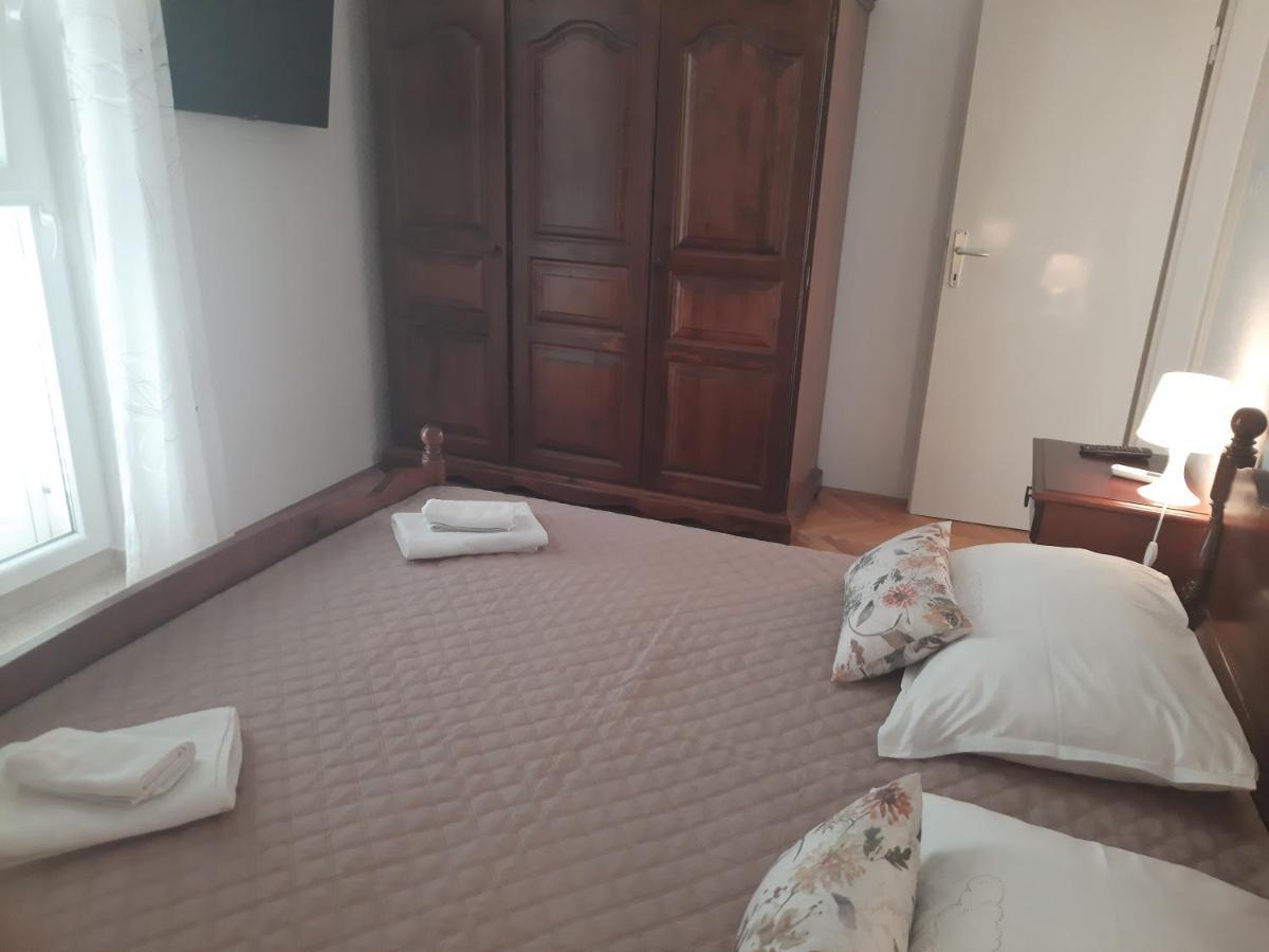 Apartments Villa Beba コミジャ エクステリア 写真