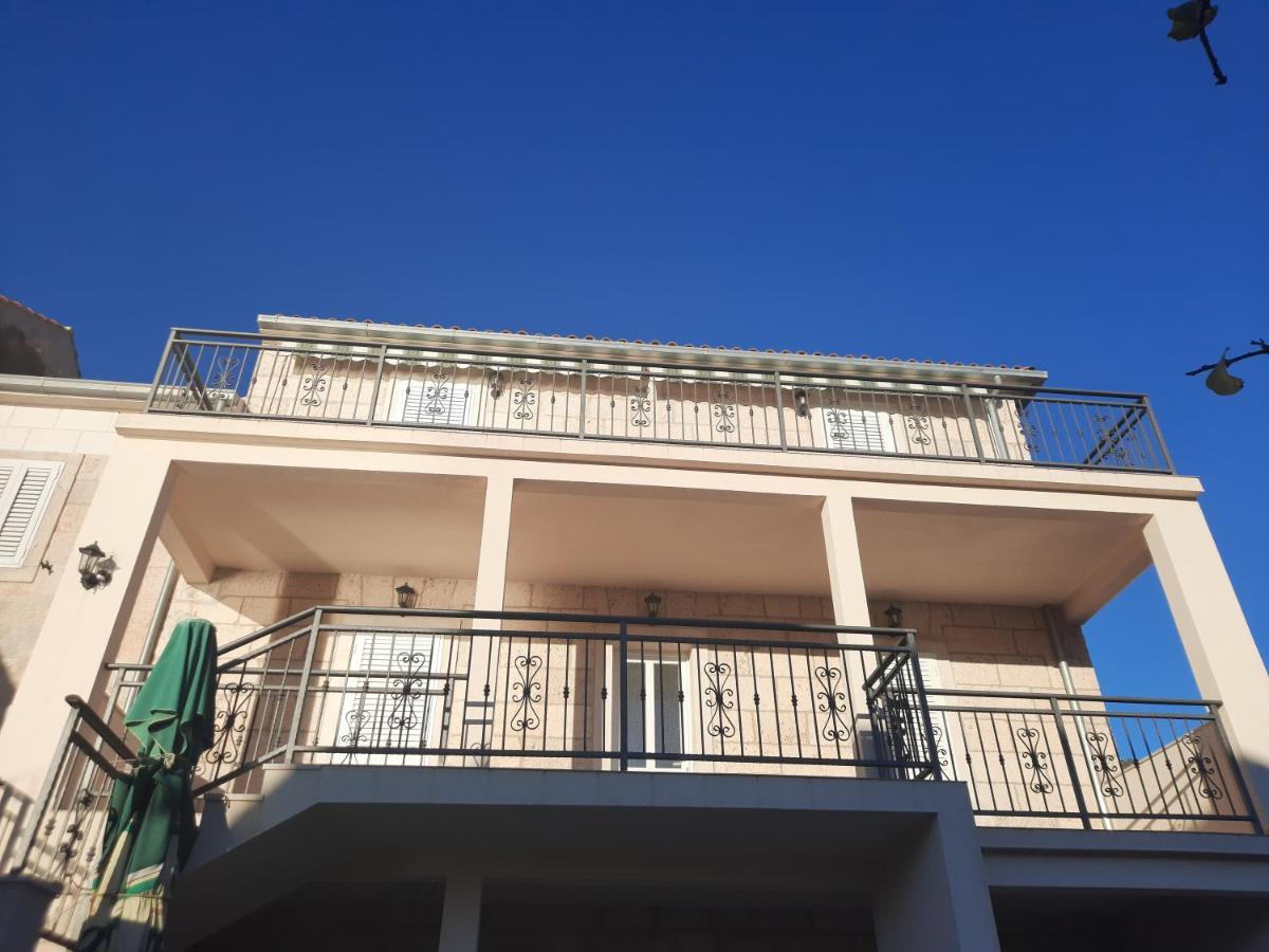 Apartments Villa Beba コミジャ エクステリア 写真