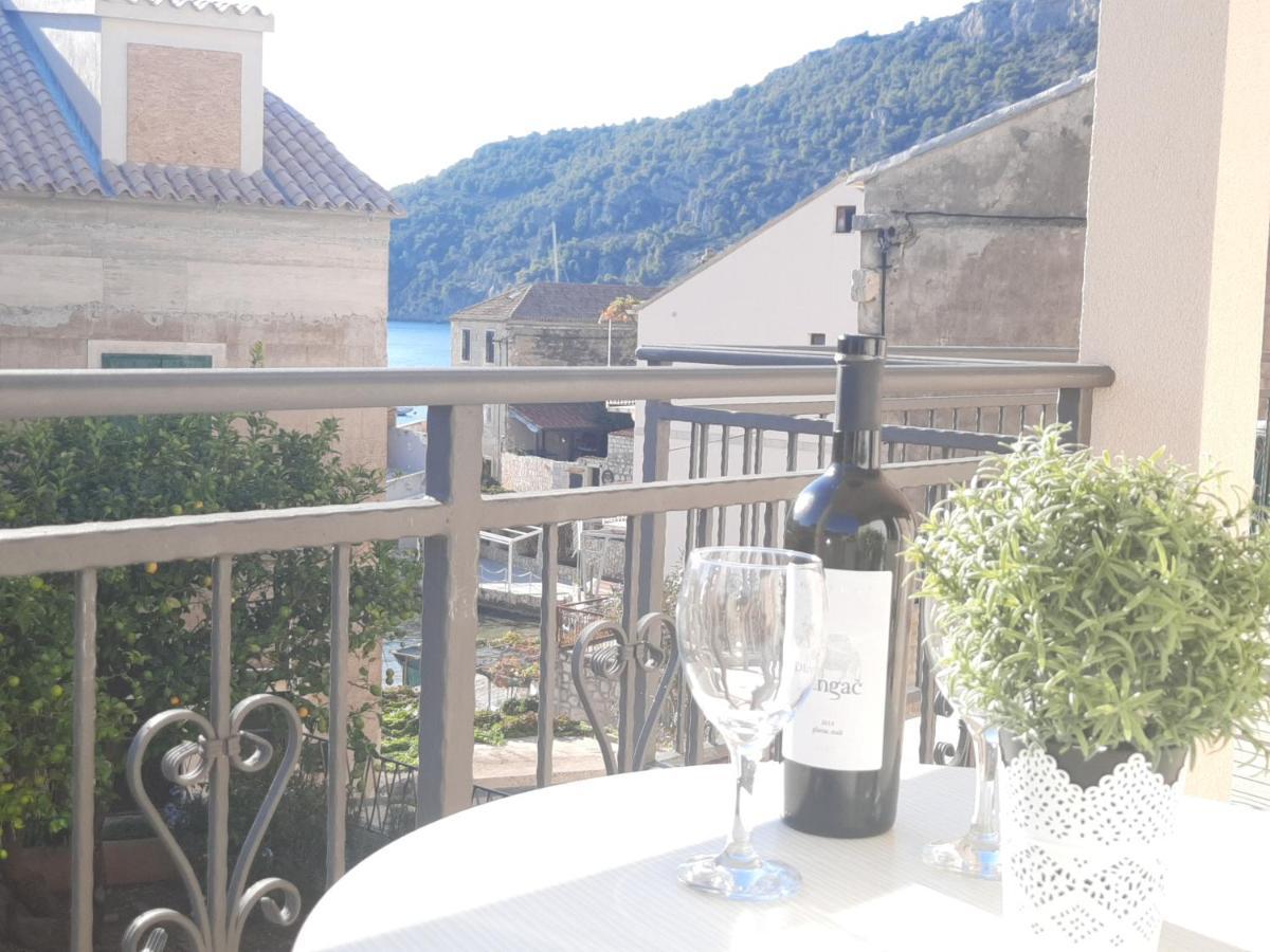Apartments Villa Beba コミジャ エクステリア 写真