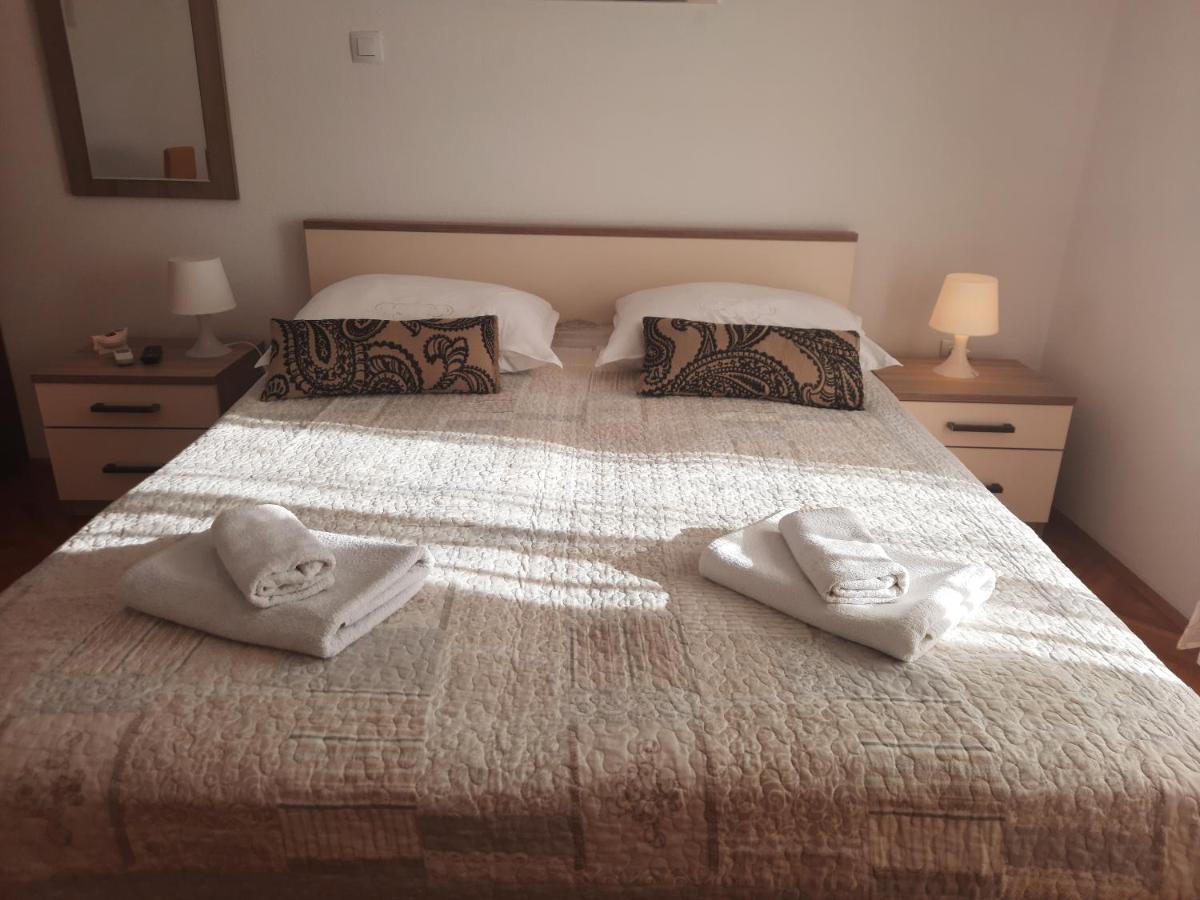 Apartments Villa Beba コミジャ エクステリア 写真