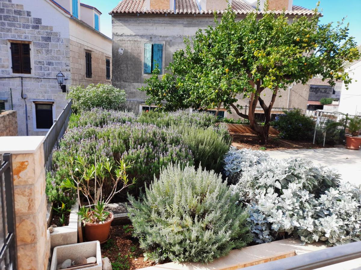 Apartments Villa Beba コミジャ エクステリア 写真